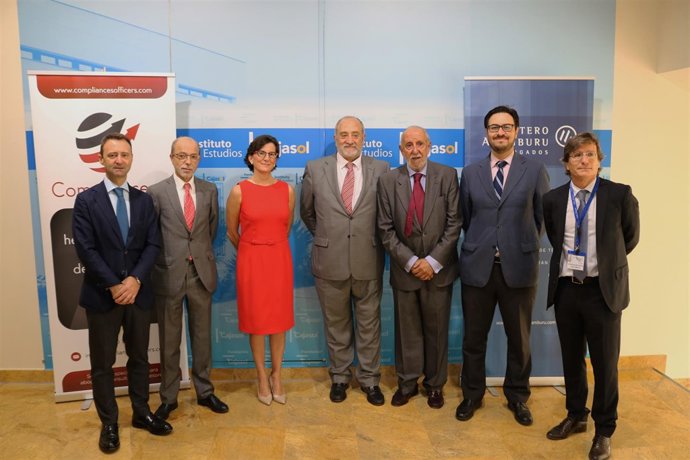Instituto Estudios Cajasol acoge una jornada sobre el derecho penal en empresas.