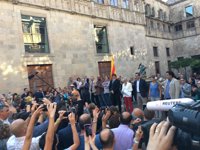 La comunidad educativa da simbólicamente a Puigdemont las llaves de los colegios