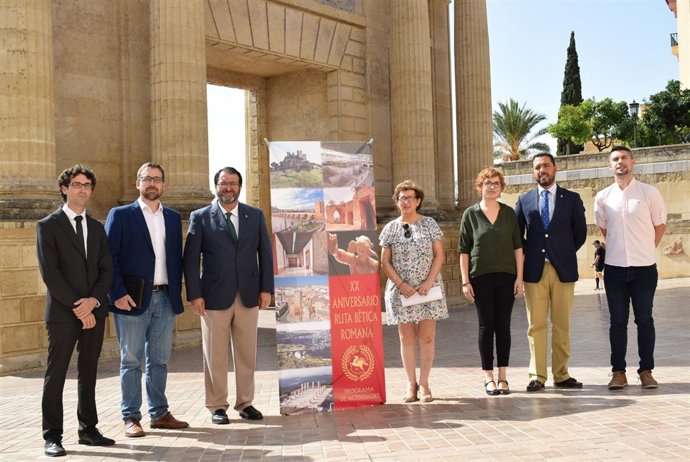 Autoridades en la presentación de las actividades