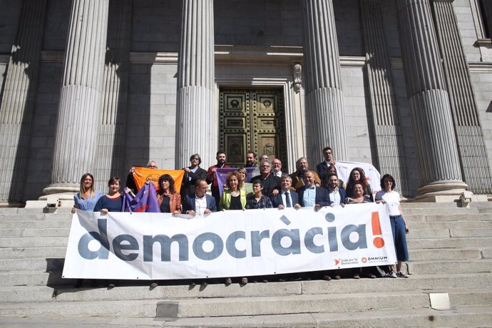 En Comú Podem, ERC y PdeCat se concentran a las puertas del Congreso