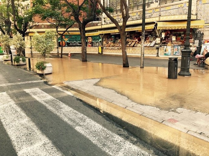 Inundación ante el Mercado Central por el reventón de una tubería