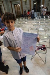 Carmena celebra con chocolatada, libros y un dibujo a mano la nueva cantera de poetas del I Concurso Gloria Fuertes