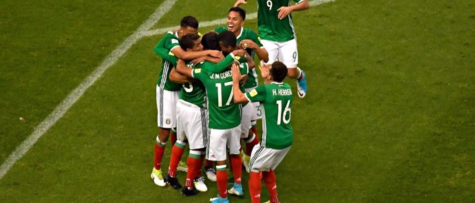 Los jugadores mexicanos celebran uno de sus goles