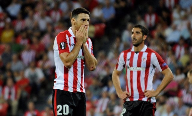 Aduriz y Raúl García tras una derrota con el Athletic
