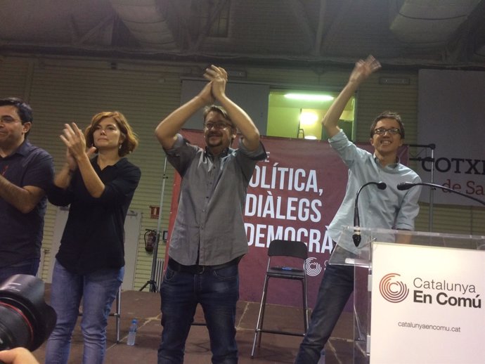 Gerardo Pisarello, Elisenda Alamany y Xavi Domènech, con Íñigo Errejón (Podemos)