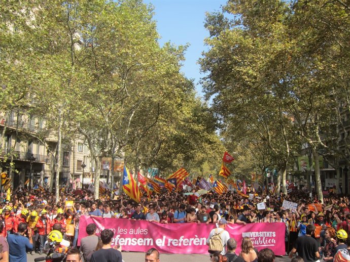 Capçalera de la manifestació de Secundària i Universitats per el 1-O