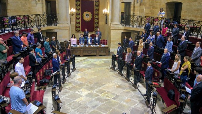 Minuto de silencio en las Juntas de Bizkaia