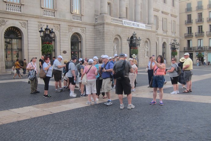 Turistes a la plaça Sant Jaume de Barcelona