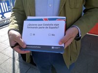 HazteOír "parodia" el referéndum "golpista" en Cataluña con una urna en Sol para "dar voz a mayoría silenciosa"