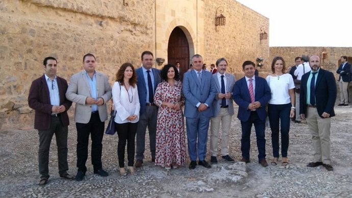 Javier Carnero (c) junto a responsables públicos de la provincia de Jaén.