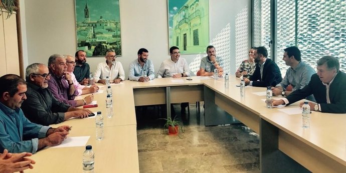 El PSOE se reúne con representantes del sector agrario en Rociana. 