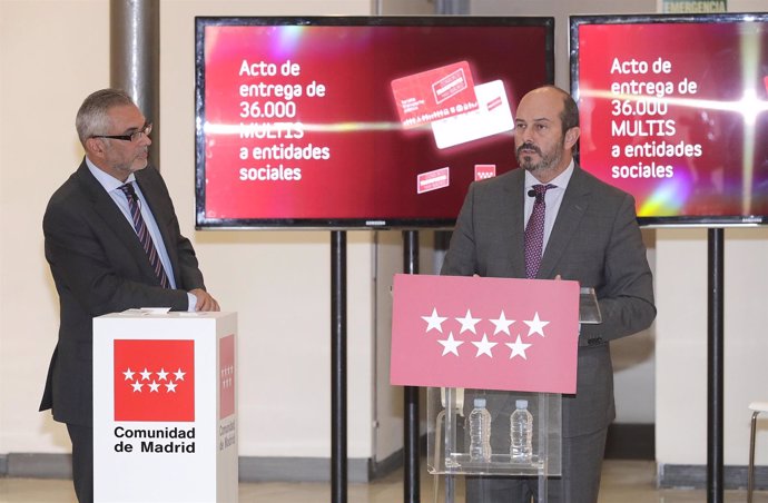 Rollán E Izquierdo Hacen Entrega De La Tarjeta Multi De La Comunidad De Madrid A