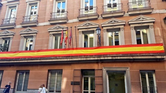PP despliega la bandera española en su balcón del Edificio de Grupos