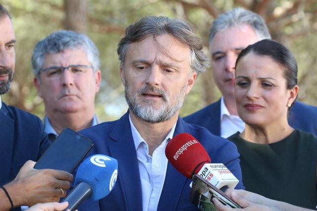 El consejero de Medio Ambiente, José Fiscal, en Almonte. 