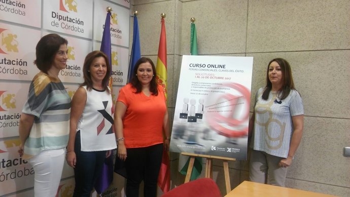 Carrillo (centro, de rojo) en la presentación de la acción formativa