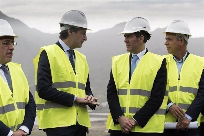 El ministro de Fomento, Íñigo de la Serna, visita unas obras