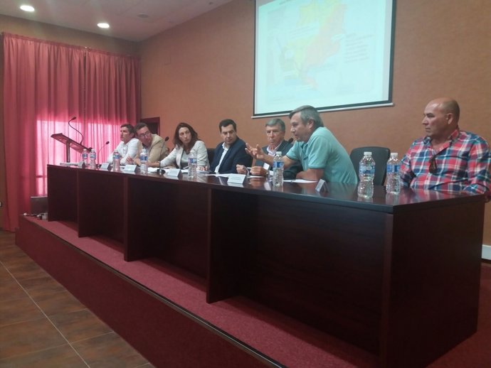 El presidente del PP andaluz, Juanma Moreno, con agricultores del Condado.