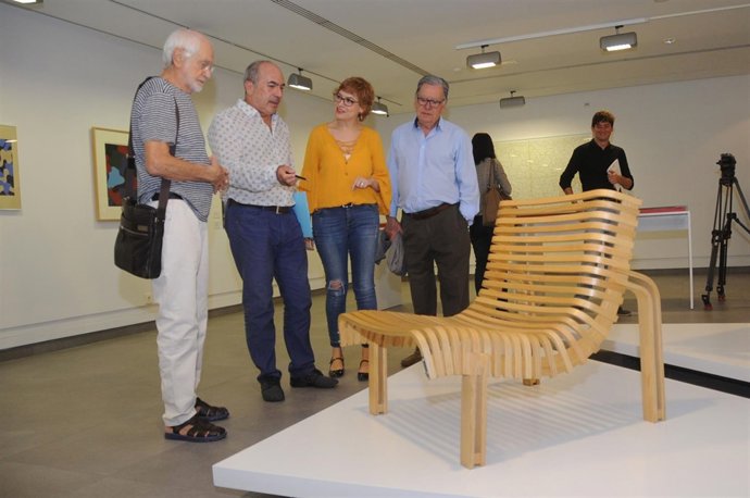 Ruz, junto al comisario y los artistas, visita laa muestra