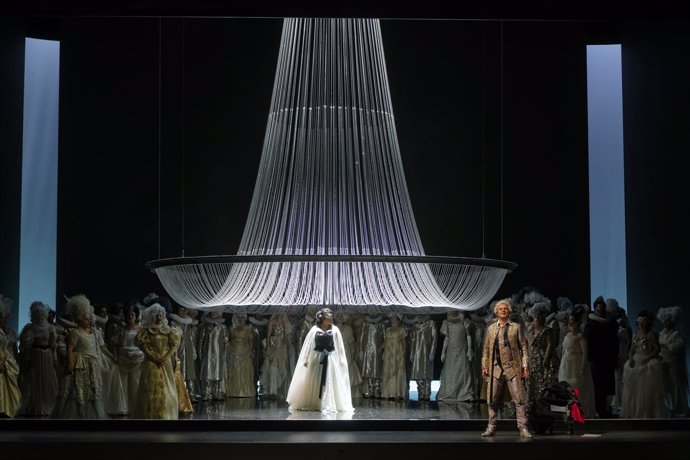 La obra de Verdi 'Un ballo in maschera' siendo representada