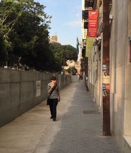 Un peatón pasea por alameda principal ampliada zona obras metro málaga