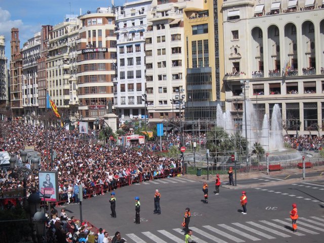 Público asistente a una 'mascletà' de Fallas en València            