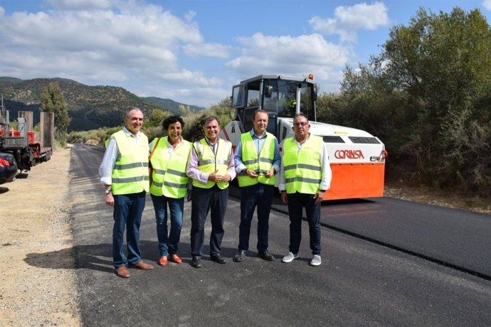 Manilva director general obra a-377 comienza extender aglomerado vía carretera