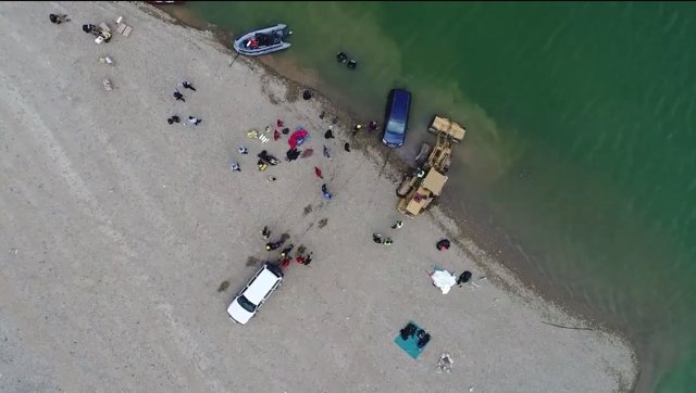 Reflotan el coche de los desaparecidos del pantano de Susqueda