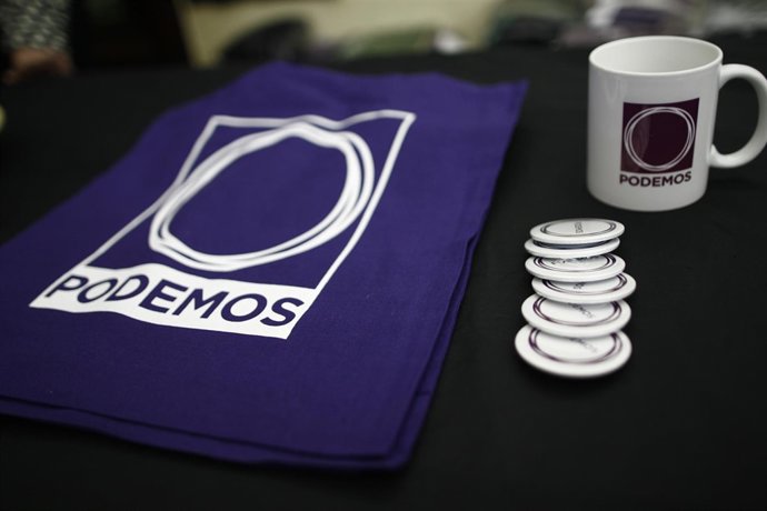 Logo, taza y chapas de podemos 