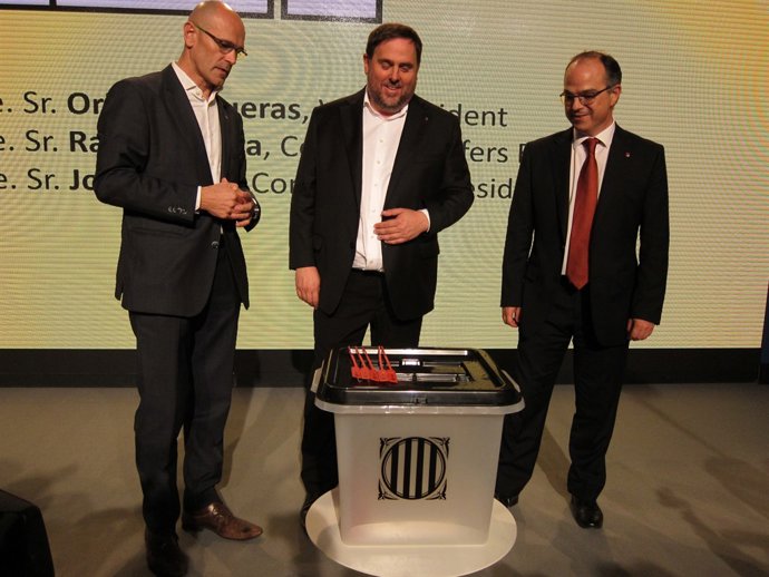 R.Romeva, O.Junqueras i J.Turull mostren una urna del referèndum