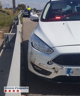 Detingut després de xocar amb un cotxe policial