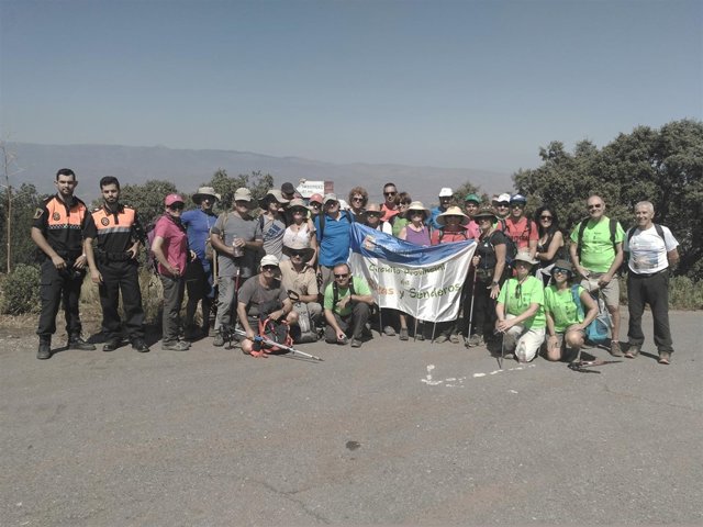 Una treintena de senderistas han coronado la cima del Pico Colativí.