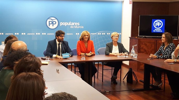 Maria Dolores de Cospedal en la Junta del PP, junto a López Miras