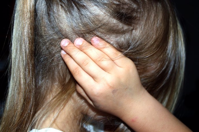 Una niña de diez años graba a su padre mientras abusaba sexualmente de otra niña