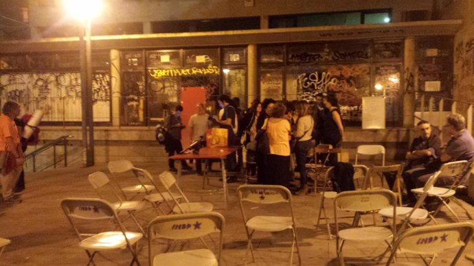 Vecinos de Gràcia se preparan para sesión de cine antes de dormir en la calle