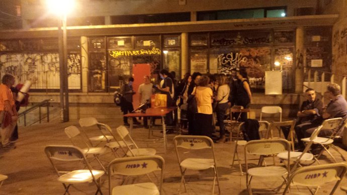 Veïns de Gràcia es preparen per a sessió de cinema abans de dormir al carrer