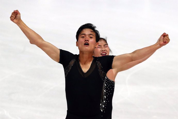 Los patinadores norcoreanos Ryom Tae-Ok y Kim Ju-Sik 