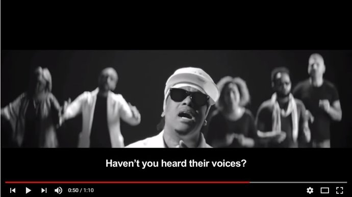 Imagen del vídeo en el que seis cantantes africanos alerta del riesgo de emigrar