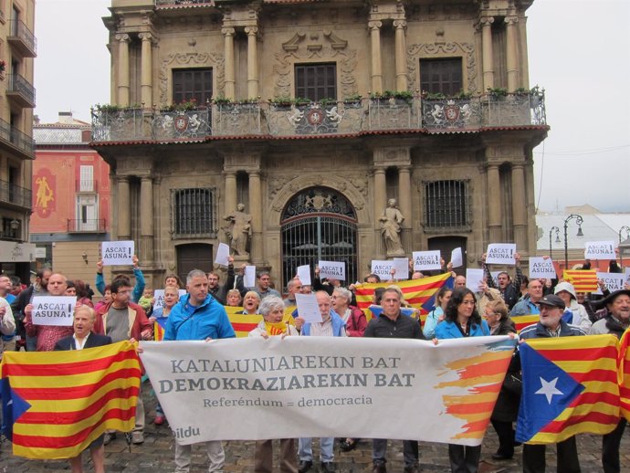 Concentración de EH Bildu en Pamplona en apoyo al referéndum del 1-O