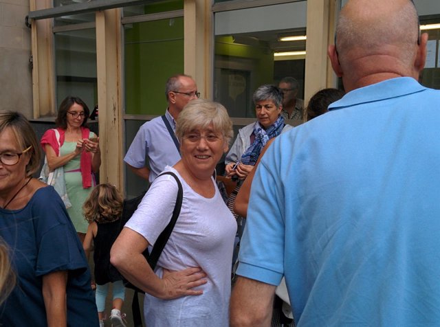 La consellera C.Ponsatí en una escuela sede del 1-O en Barcelona