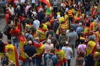 Decenas de personas se manifiestan en Lleida contra el referéndum coreando 'Soy español'