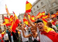 Vídeos: Miles de españoles salen a la calle para manifestarse contra el 1-O y a favor de la unidad