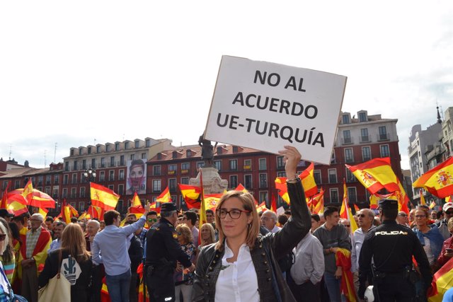 Valladolid. Manifestante del Colectivo Indignado en la Plaza Mayor de Valladolid