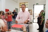 Franco deposita su voto y asegura que quiere sentir "el respaldo de los militantes" en el que es "un gran día"