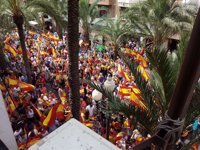 Unas 2.000 personas ante la Guardia Civil de Alicante a gritos de 'No estáis solos'