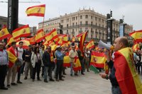 Más de un millar de personas se concentran frente al Ayuntamiento de Zaragoza en contra del referéndum catalán