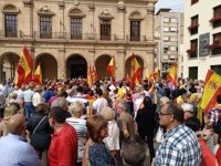 Un grupo de personas lanza papeletas del referéndum de Catalunya desde el tejado del Ayuntamiento de Castellón