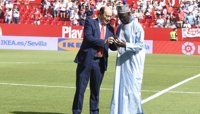 Biri-Biri, condecorado con la insignia de oro del Sevilla FC