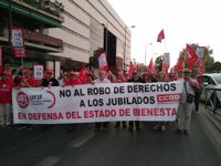 La Marcha por las Pensiones Dignas de UGT-A y CCOO-A llega a Granada arropada por "más de 1.000 personas"