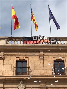 Pancarta y octavillas en el Ayuntamiento