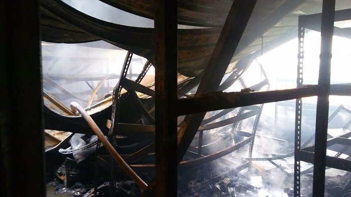 Incendio en una empresa de acabados metálicos, en Pina de Ebro